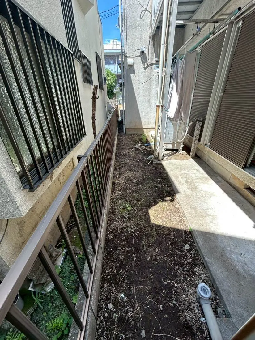 武蔵野市 境界際の除草＋防草シート 施工前