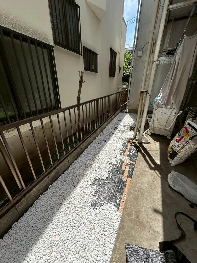 武蔵野市 境界際の除草＋防草シート 施工後