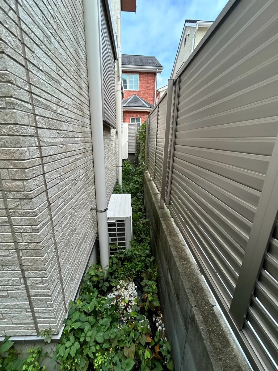 側面通路の除草 施工前