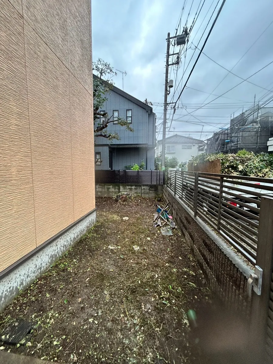 フェンス沿いの草刈り 施工後