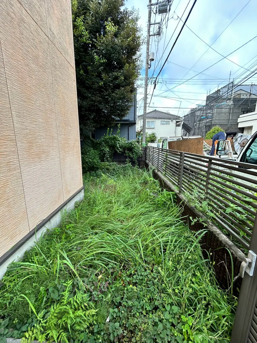 フェンス沿いの草刈り 施工前